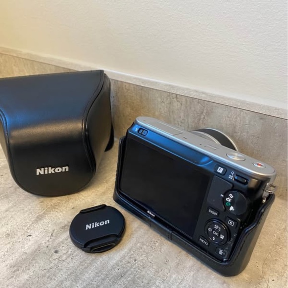 Nikon 1 J1 Mirrorless Interchangeable-Lens Digital Camera 10.1 Megapixel - Picture 4 of 7